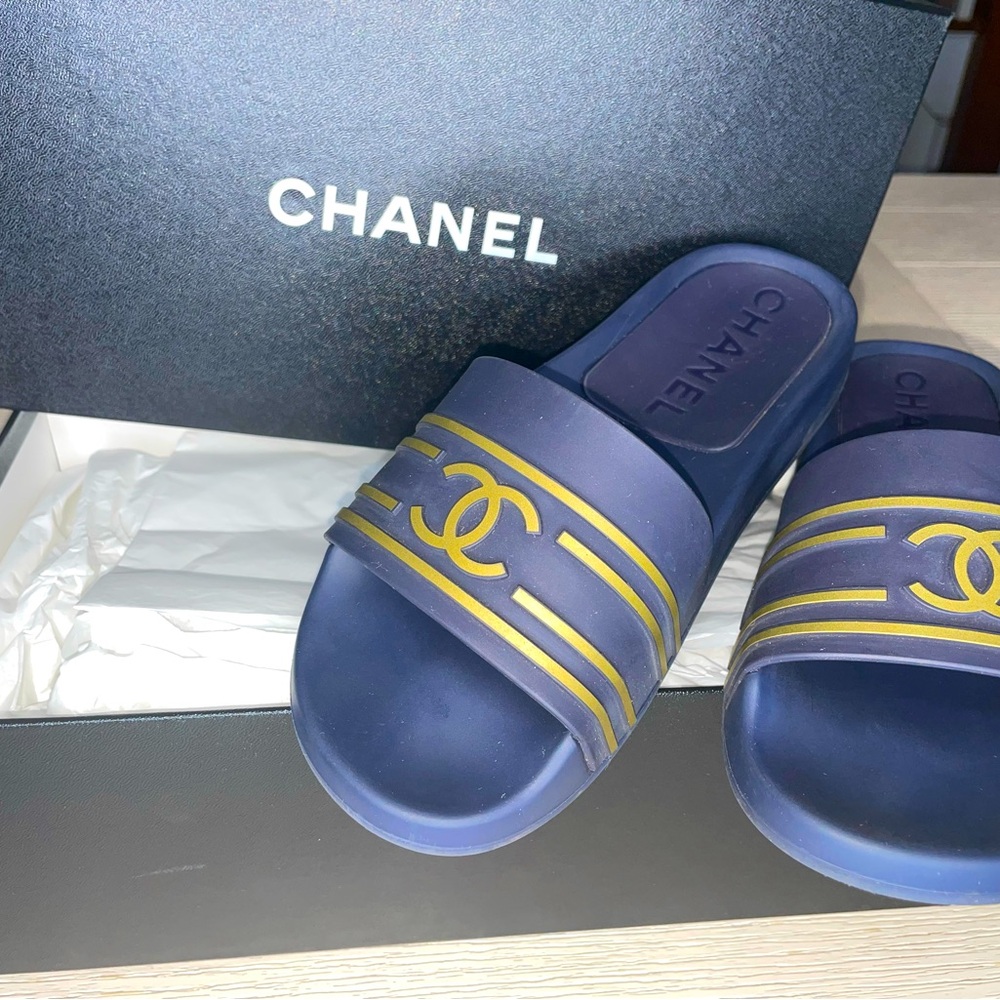 EUC Women's CHANEL CC Logo Pool Slides Size 36